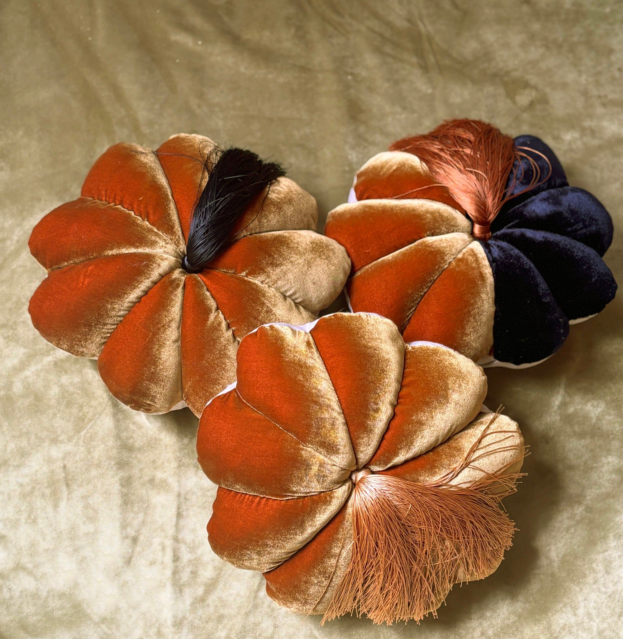 FULL BLOOM, OCHER & OCHRE / BLACK - OCHER OR BLACK TASSEL