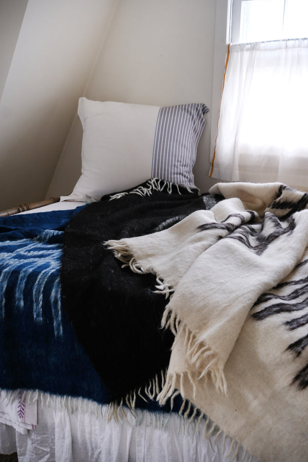 Wheat wool blanket - Indigo blue & White