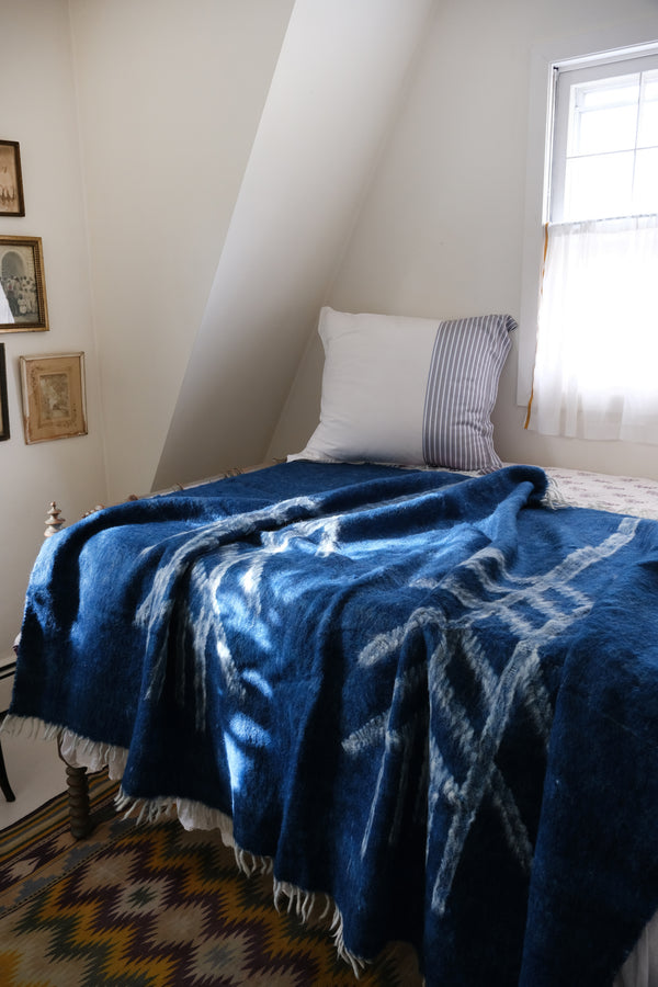 Wheat wool blanket - Indigo blue & White