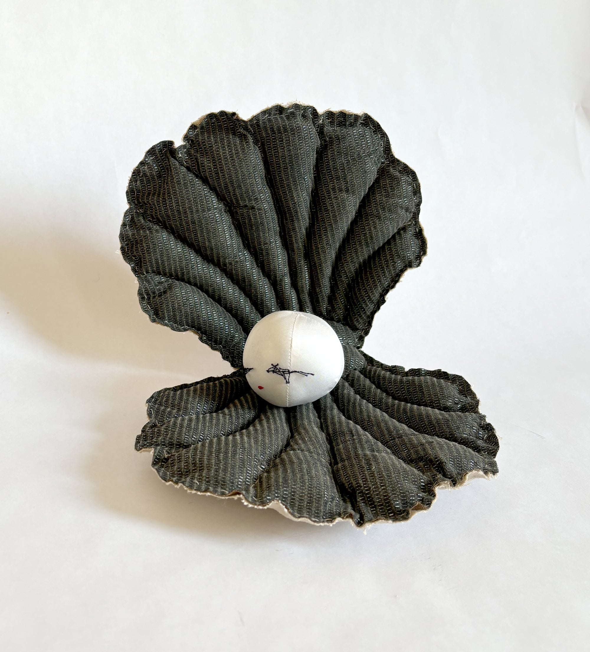 Pearl in a black shell - Pre order