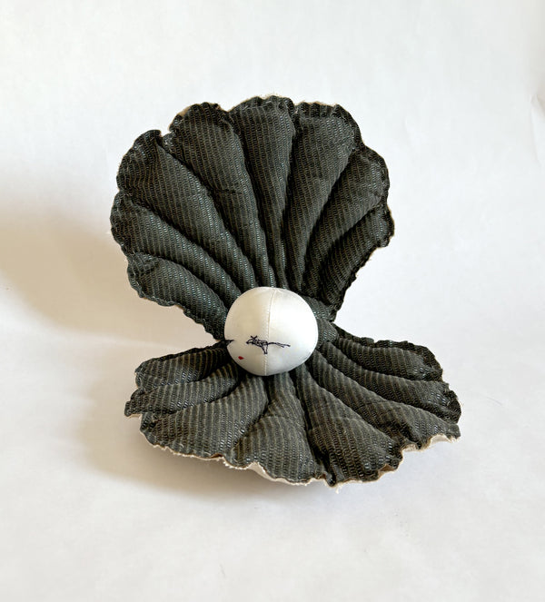 Pearl in a black shell - Pre order