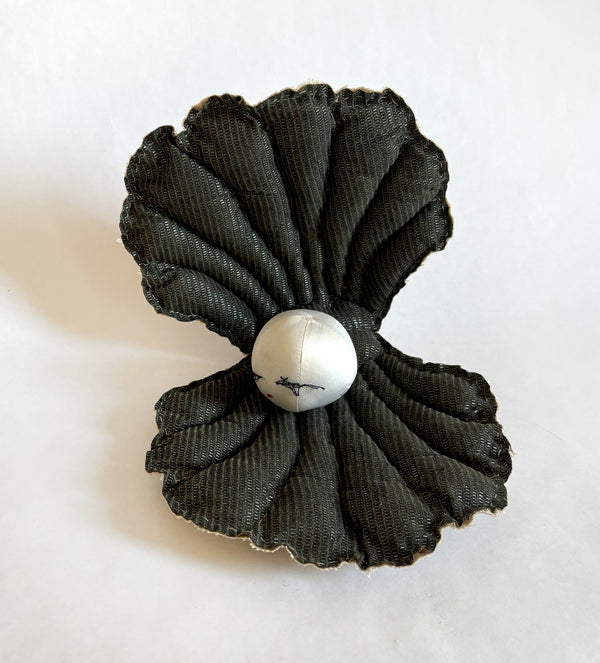 Pearl in a black shell - Pre order