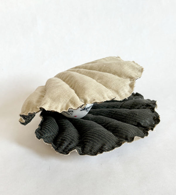Pearl in a black shell - Pre order